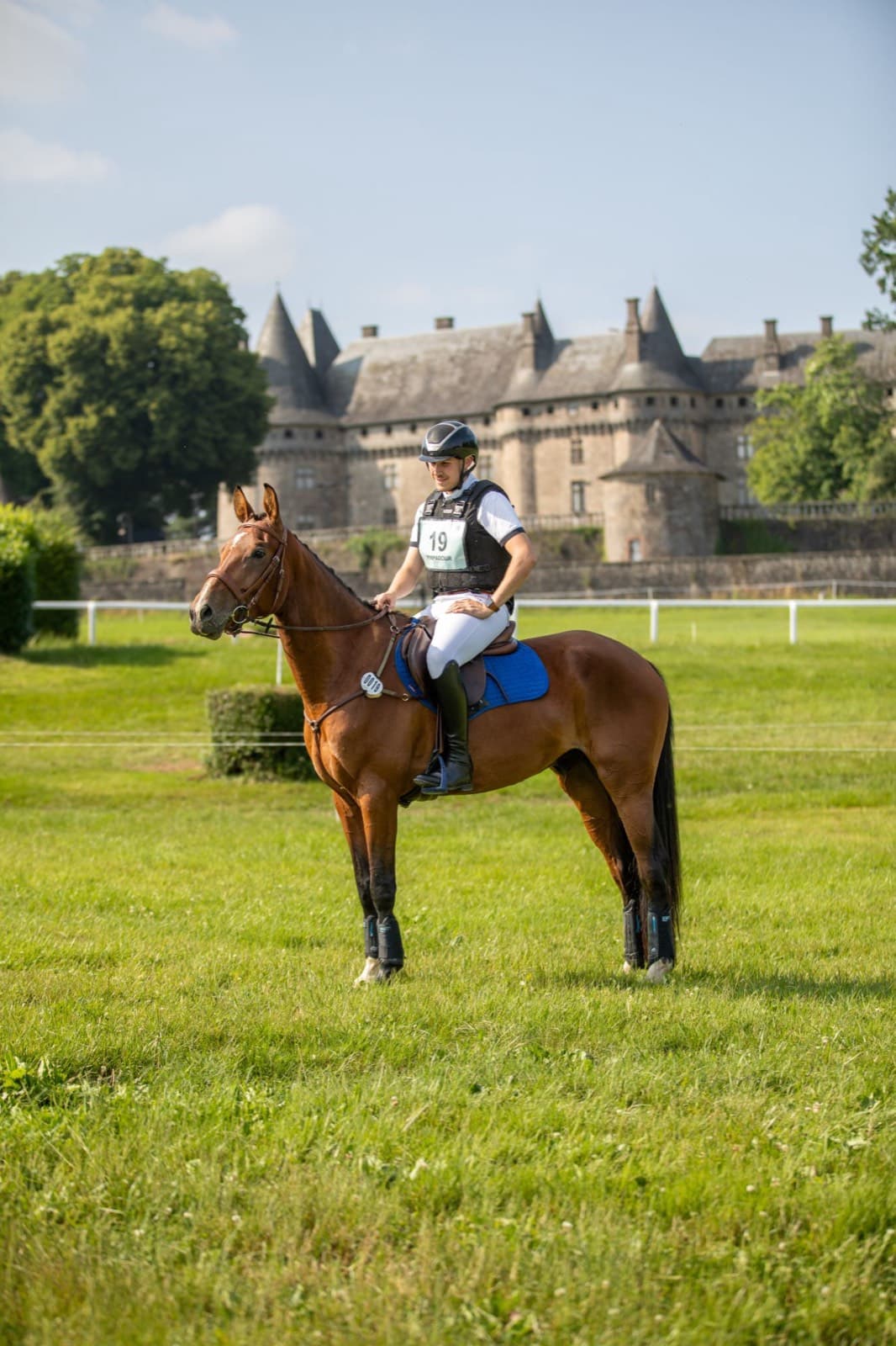 Benoît Stephant à cheval, dossard 19, devant le château de Pompadour
