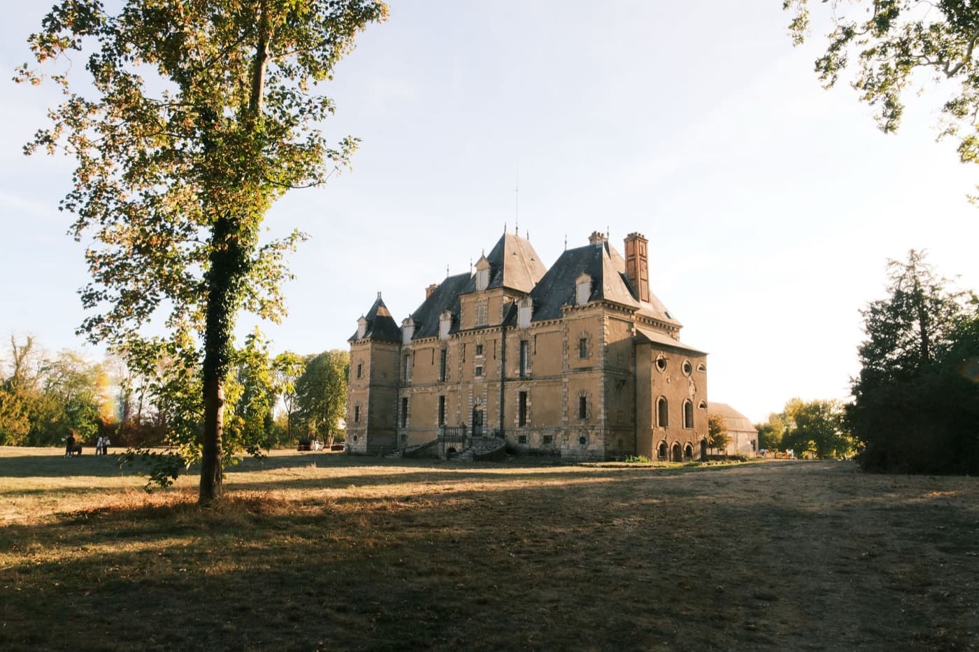 La façade du Château de Motteux et son parc au soleil couchant, à Marolles-sur-Seine