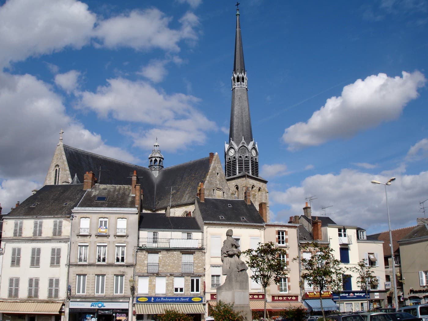 La place du Martroi à Pithiviers, ses commerces et la flèche de l'église Saint-Salomon